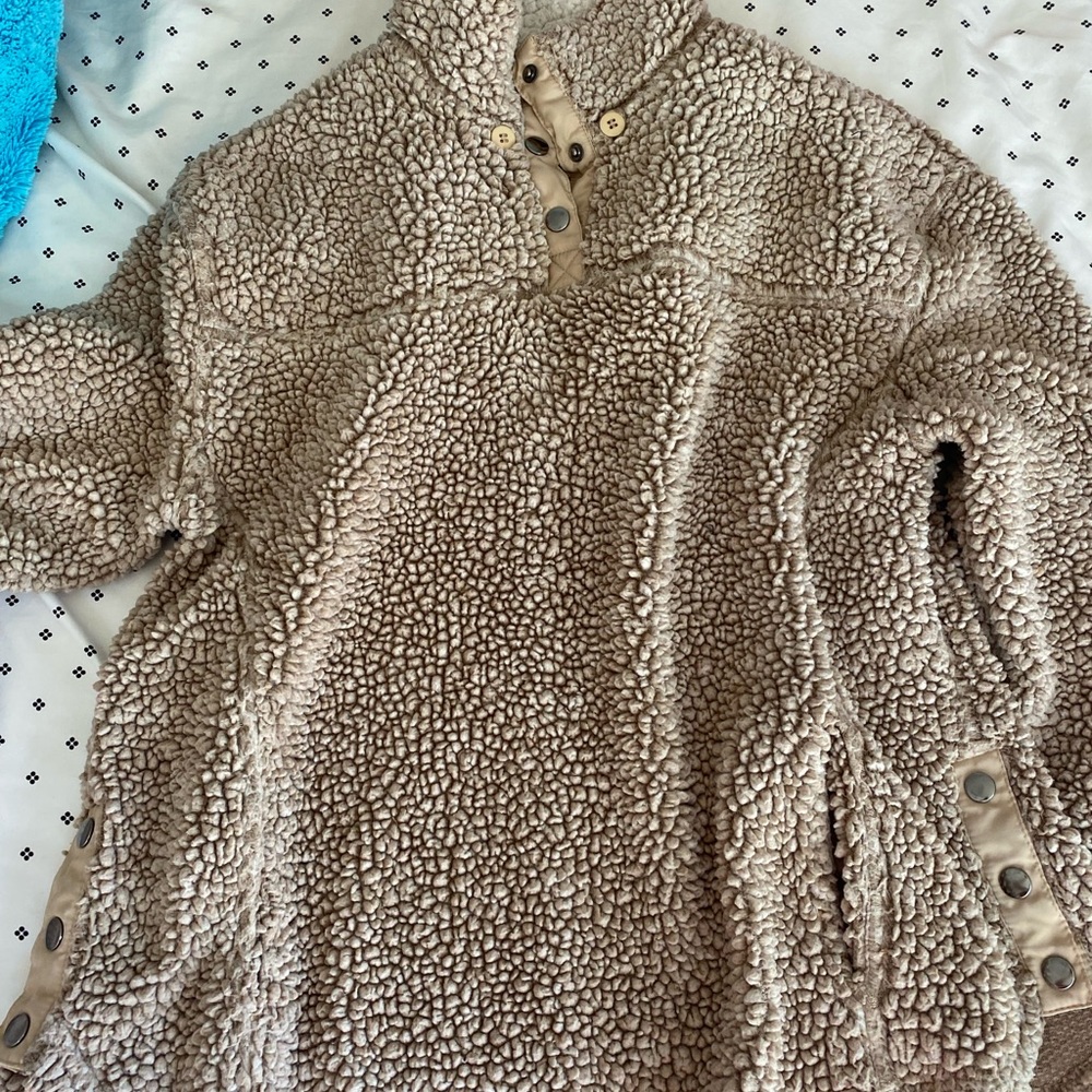 Super cute button up for women. Fluffy size small